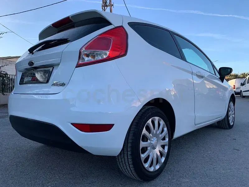 Usado Ford Fiesta Trend 75 CV (55 kW) 2013 Blanco Berlina