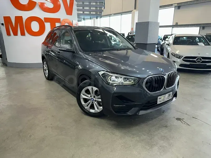 Usado BMW X1 Advantage 220 CV (161 kW) 2022 Gris / plata SUV