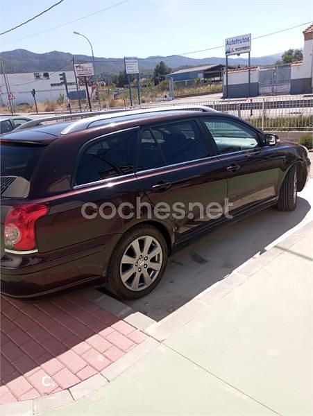 Usado Toyota Avensis Executive 150 CV (110 kW) 2008 Granate Familiar