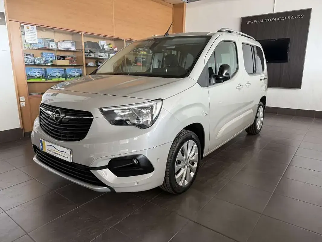 Usado Opel Combo Life Innovation 131 CV (96 kW) 2021 Azul Monovolumen