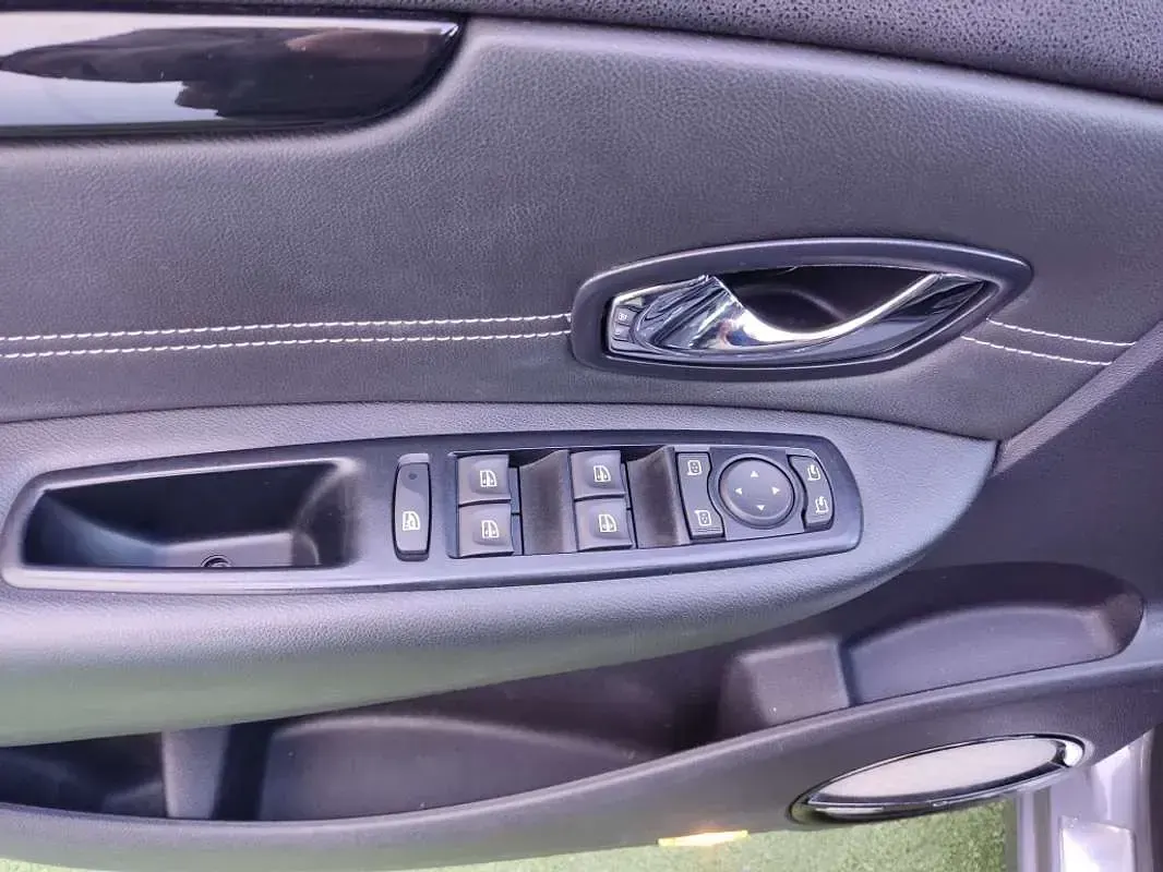 Usado Renault Scénic Bose Edition 131 CV (96 kW) 2014 Gris Monovolumen