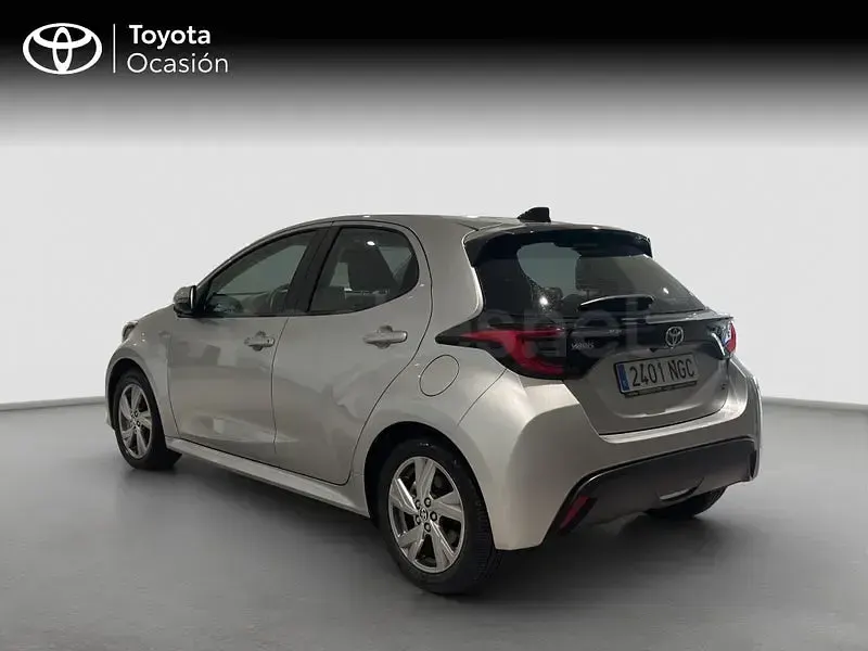 Usado Toyota Yaris Hybrid Active 116 CV (85 kW) 2025 Gris / plata Berlina