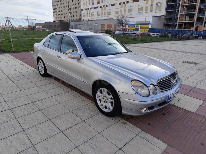 Usado Mercedes E220 Avantgarde 150 CV (110 kW) 2003 Gris / plata Berlina