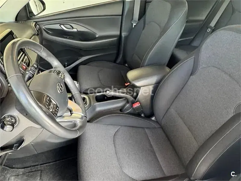 Usado Hyundai i30 136 CV (100 kW) 2021 Gris / plata Familiar