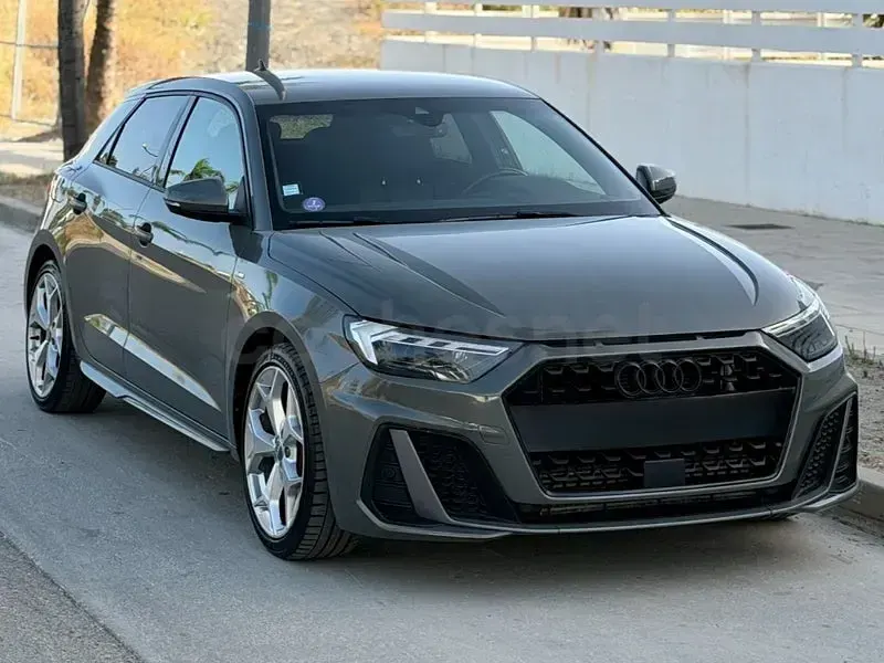 Usado Audi A1 Sportback S-Line 200 CV (147 kW) 2019 Gris / plata Utilitario