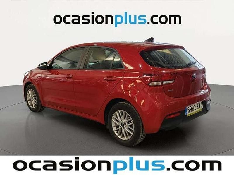Usado Kia Rio 84 CV (61 kW) 2019 Rojo Utilitario