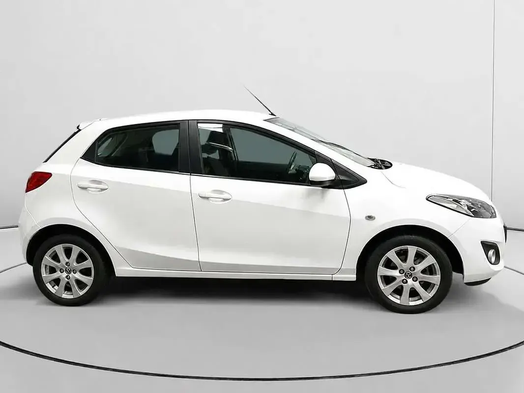 Usado Mazda 2 Style+ 75 CV (55 kW) 2014 Blanco Utilitario