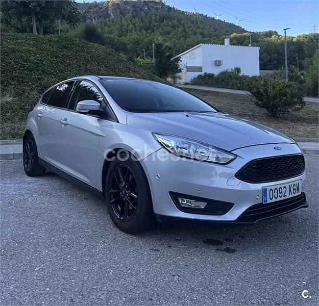 Usado Ford Focus Trend 125 CV (91 kW) 2017 Gris / plata Berlina