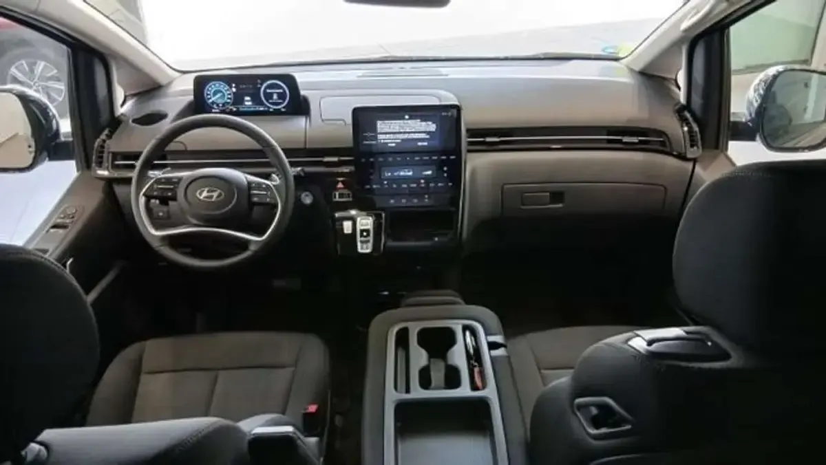 Usado Hyundai Staria 226 CV (166 kW) 2025 Gris Monovolumen