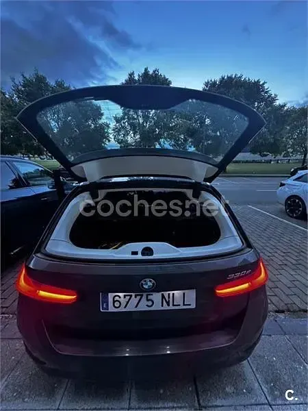 Usado BMW 330e Sport Line 292 CV (214 kW) 2022 Gris / plata Familiar