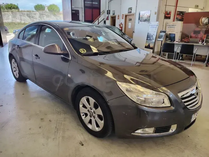Usado Opel Insignia Sport 160 CV (117 kW) 2010 Gris / plata Berlina