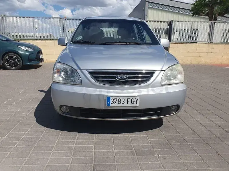 Usado Kia Carens LX 140 CV (102 kW) 2006 Gris / plata Monovolumen