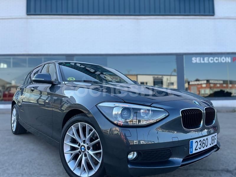 Gris / plata Usado 2015 BMW 118 Comfort Edition Utilitario | 17.900 € (Precio justo) - Imagen 1/4
