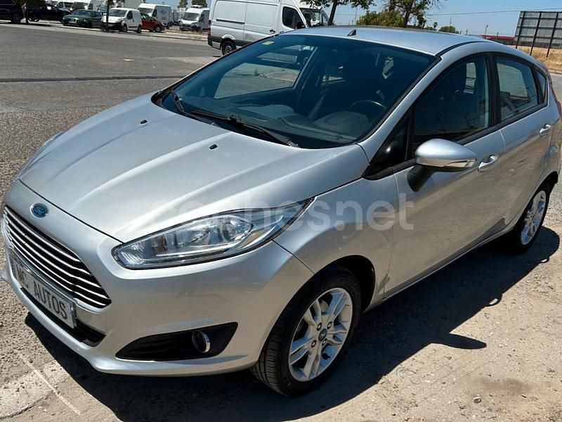 Usado Ford Fiesta Trend 82 CV (60 kW) 2017 Gris / plata Utilitario