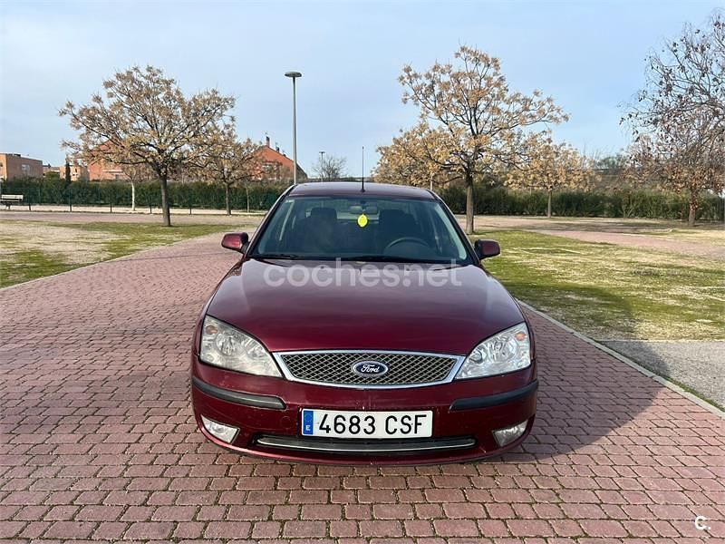 Usado Ford Mondeo Ghia 130 CV (95 kW) 2004 Granate Berlina