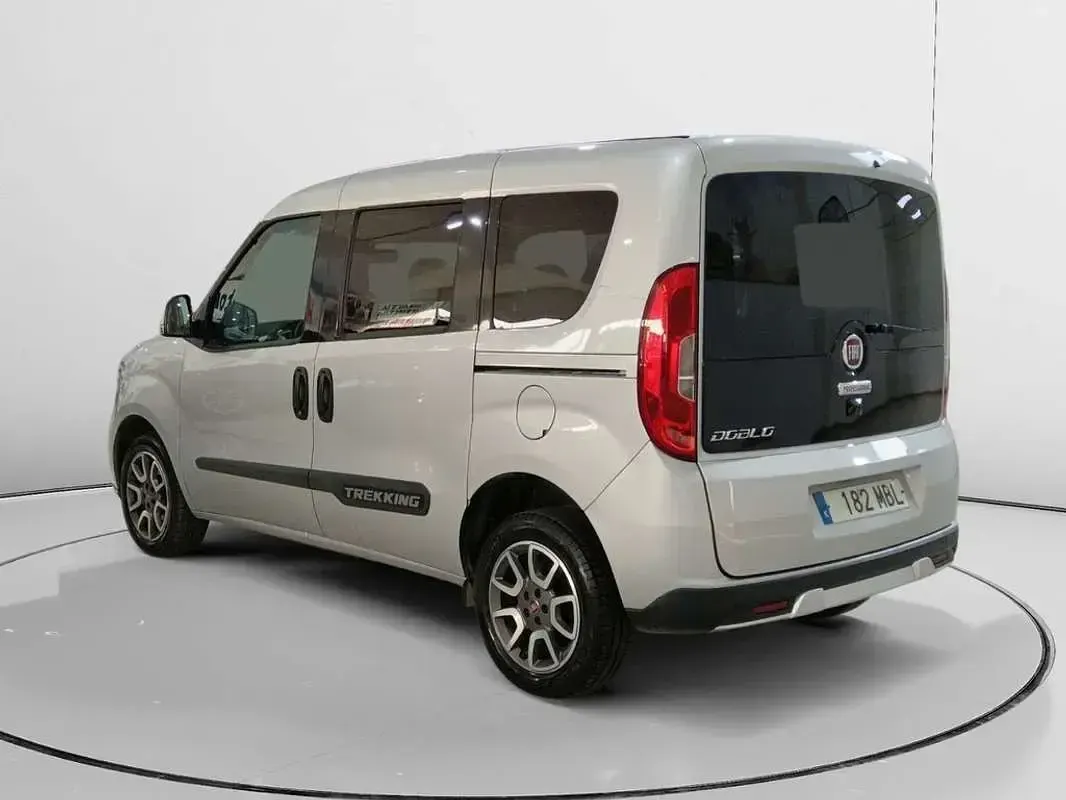 Usado Fiat Doblò Trekking 121 CV (88 kW) 2022 Gris Monovolumen