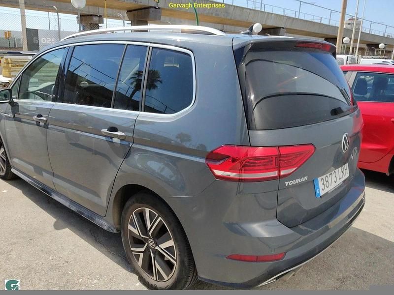 Usado VW Touran Sportline 150 CV (110 kW) 2021 Gris/plata Monovolumen