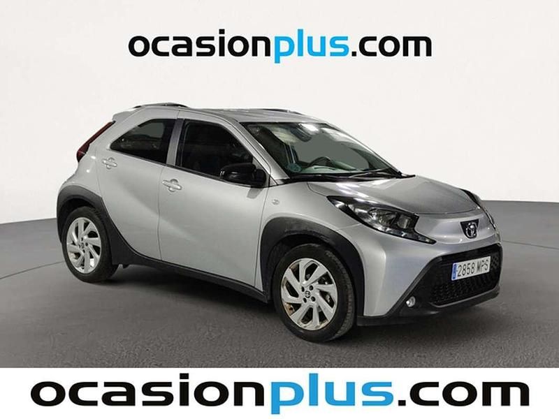 Usado Toyota Aygo Play 72 CV (52 kW) 2024 Gris Utilitario