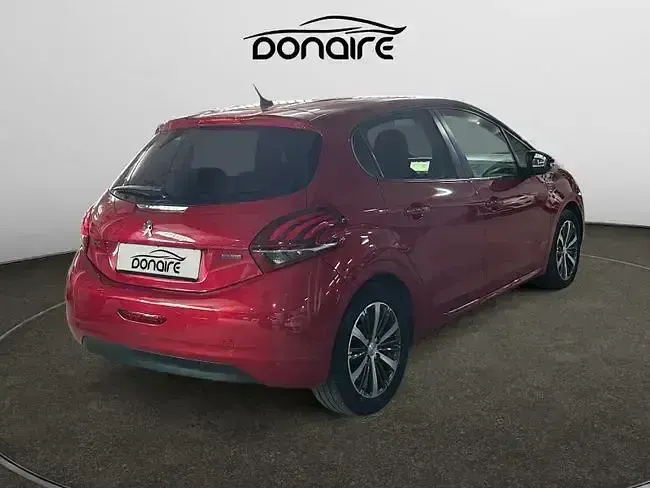 Usado Peugeot 208 Style 82 CV (60 kW) 2017 Granate Utilitario