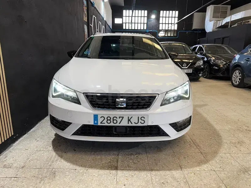 Usado Seat Leon Style 110 CV (80 kW) 2018 Blanco Familiar