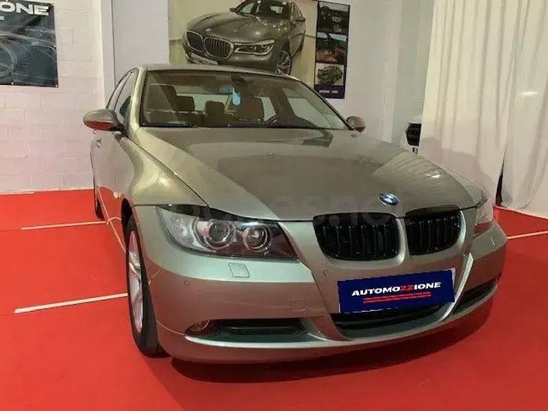 Usado BMW 318 Comfort Edition 143 HP (105 kW) 2009 Cinzento Sedan