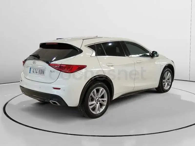 Usado Infiniti Q30 Premium 170 CV (125 kW) 2017 Blanco Berlina