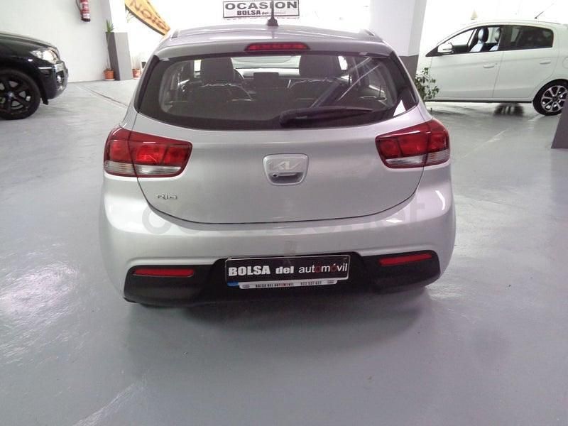 Usado Kia Rio 84 CV (61 kW) 2023 Gris / plata Berlina