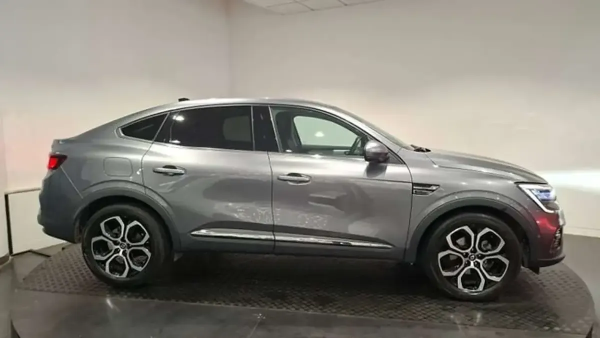 Usado Renault Arkana Zen 145 CV (106 kW) 2022 Gris / plata SUV