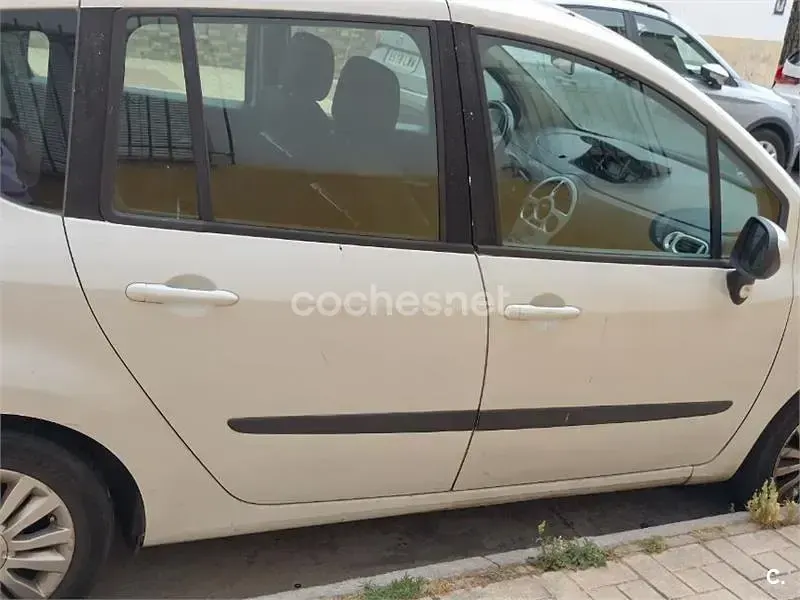 Usado Renault Grand Modus Dynamique 85 CV (62 kW) 2011 Blanco Monovolumen