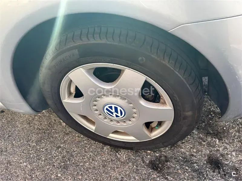 Usado VW New Beetle 115 CV (84 kW) 2000 Gris / plata Utilitario