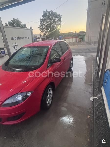 Usado Seat Altea 105 CV (77 kW) 2007 Rojo Monovolumen
