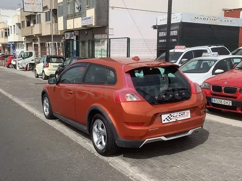 Usado Volvo C30 Momentum 109 CV (80 kW) 2010 Naranja Utilitario