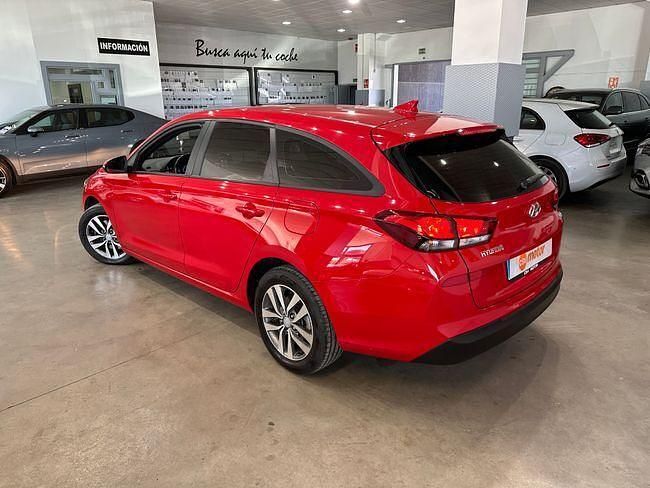 Usado Hyundai i30 116 CV (85 kW) 2020 Rojo Familiar