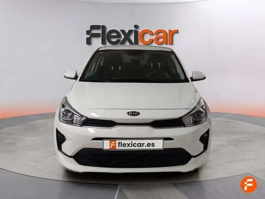 Usado Kia Rio 84 CV (61 kW) 2021 Blanco Utilitario