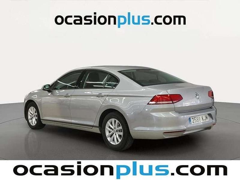 Usado VW Passat Edition 120 CV (88 kW) 2018 Plateado Berlina