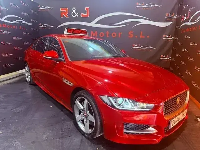 Usado Jaguar XE R-Sport 180 CV (132 kW) 2016 Rojo Berlina