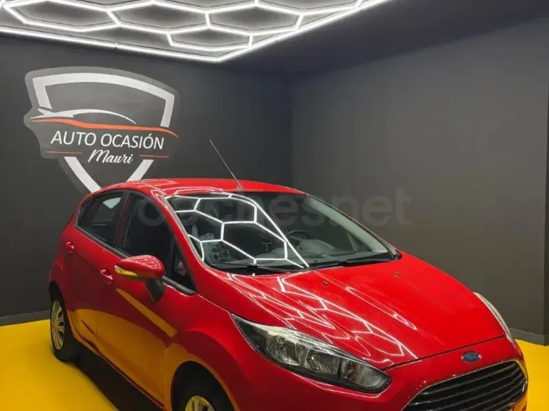Usado Ford Fiesta Trend 100 CV (73 kW) 2013 Rojo Berlina