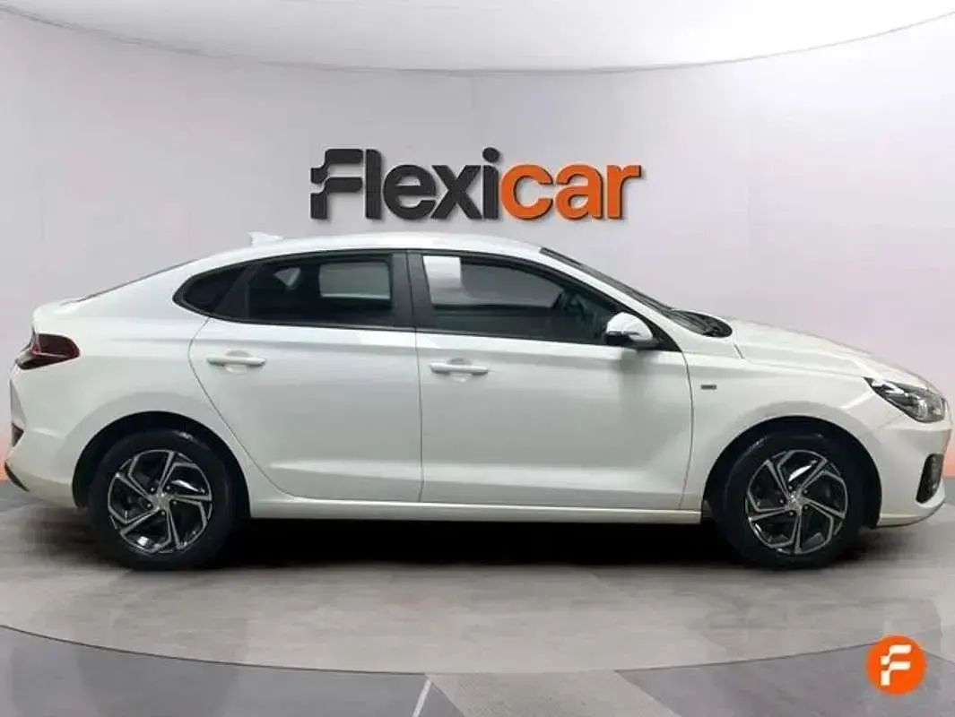 Usado Hyundai i30 136 CV (100 kW) 2021 Blanco Berlina