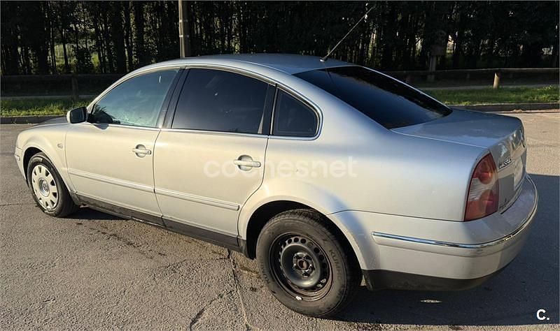 Usado VW Passat Trendline 130 CV (95 kW) 2002 Gris / plata Berlina