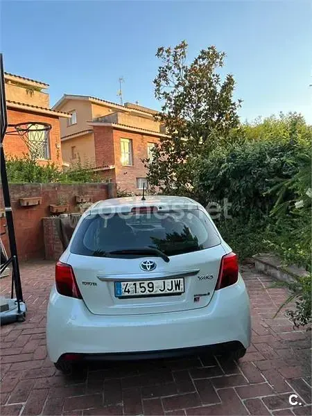 Usado Toyota Yaris Hybrid Active 100 CV (73 kW) 2015 Blanco Berlina