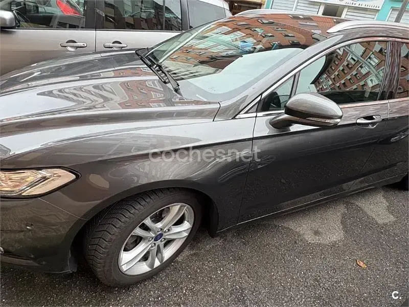 Usado Ford Mondeo Titanium 180 CV (132 kW) 2015 Gris / plata Familiar