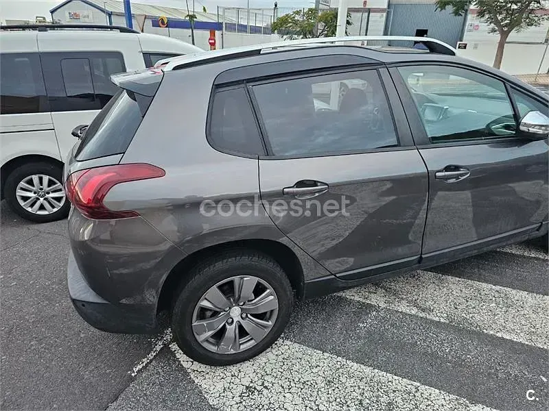 Usado Peugeot 2008 Style 100 CV (73 kW) 2018 Gris / plata SUV