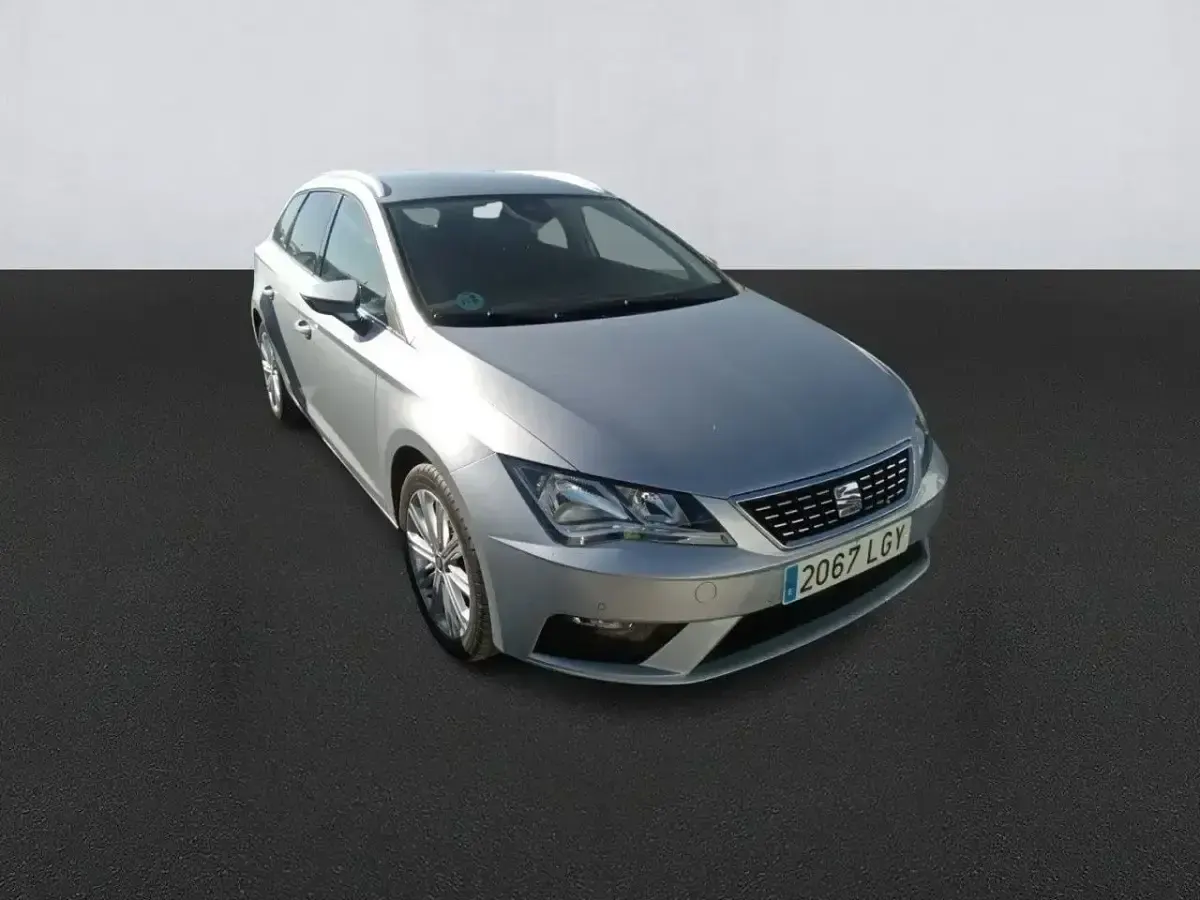 Usado Seat Leon XCELLENCE 150 CV (110 kW) 2020 Gris / plata Familiar