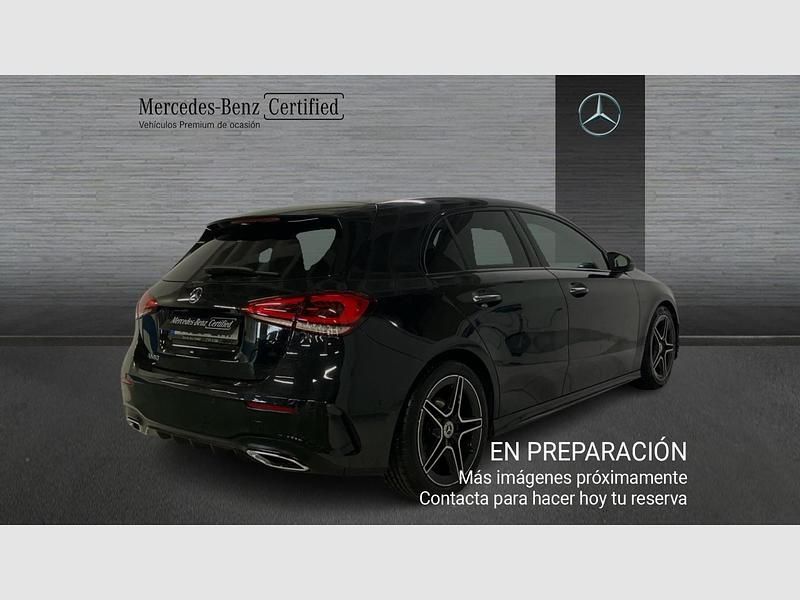 Usado Mercedes A180 136 CV (100 kW) 2020 Negro cosmos metalizado Utilitario