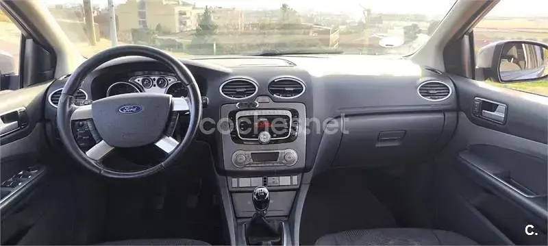 Begagnad Ford Focus Titanium 109 HK (80 kW) 2010 Grå Sedan