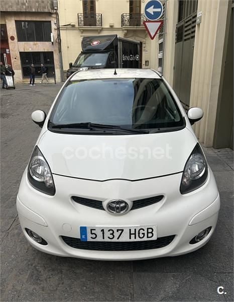 Usado Toyota Aygo 68 CV (50 kW) 2011 Blanco Utilitario