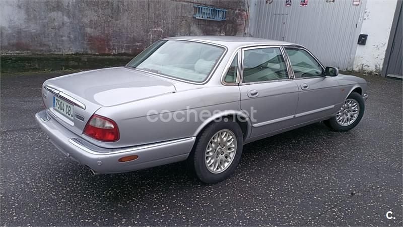 Usado Jaguar XJ8 Executive 240 CV (176 kW) 2002 Gris / plata Berlina