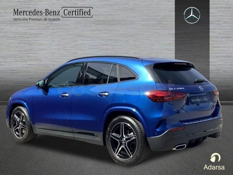 Usado Mercedes GLA200 AMG line 150 CV (110 kW) 2025 Azul espectra SUV