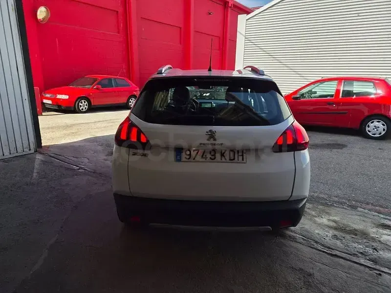 Usado Peugeot 2008 Allure 100 CV (73 kW) 2018 Blanco SUV