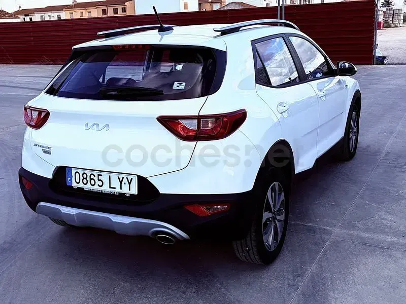 Usado Kia Stonic GT-Line 100 CV (73 kW) 2022 Blanco SUV